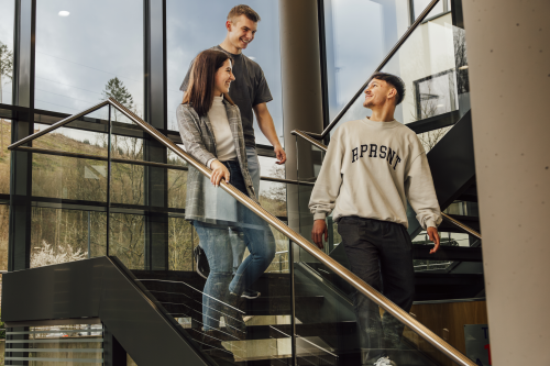 Studenten auf der Treppe