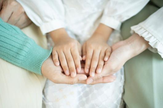 Kinderhände in erwachsenen Händen